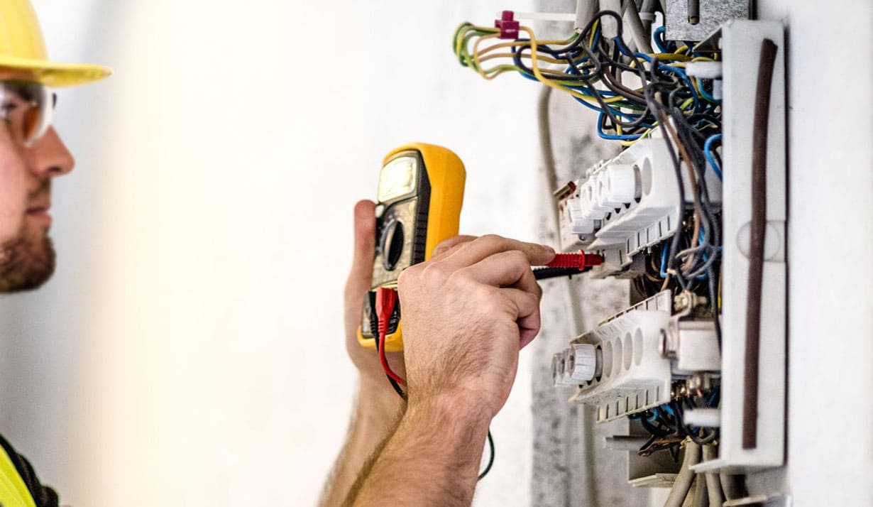 ¿Es realmente conveniente contratar los servicios de un electricista?